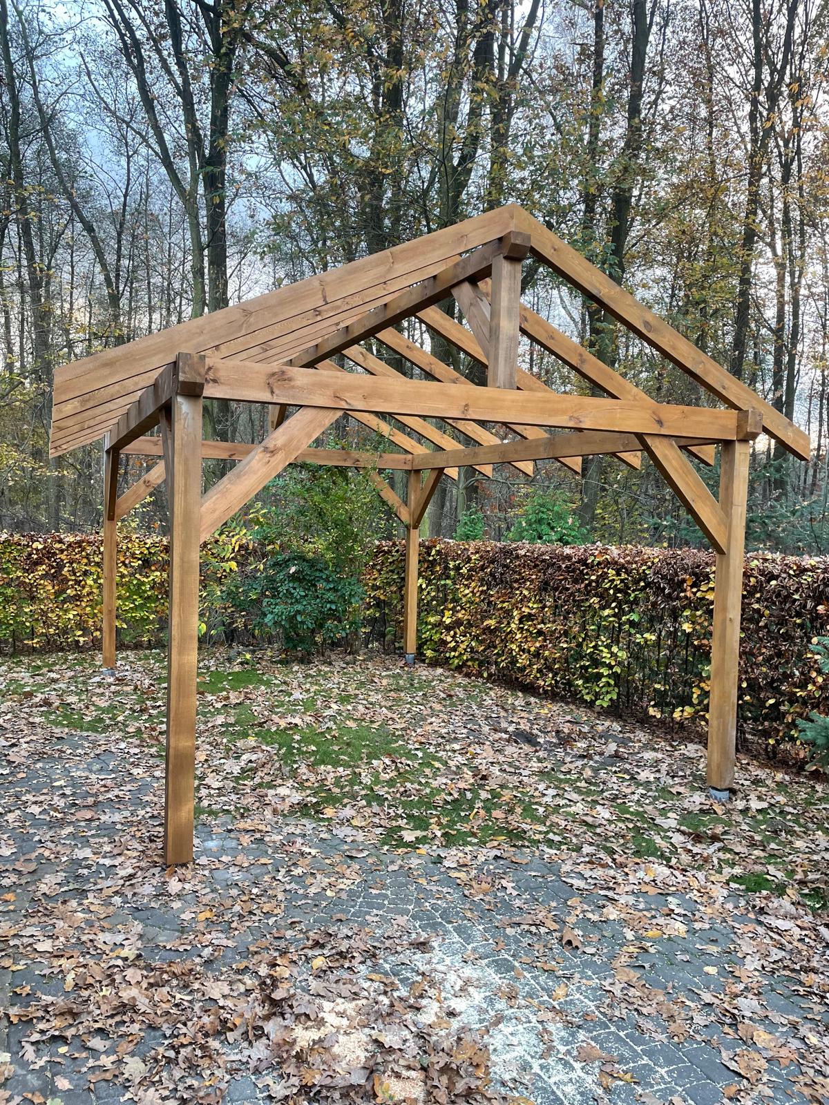 Wiata samochodowa z drewna